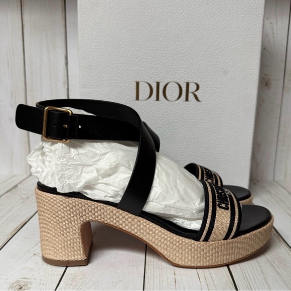 Excellent condition Christian Dior Calfskin Raffia
Embroidered Dway Platform38/5 - Picture 2 of 11